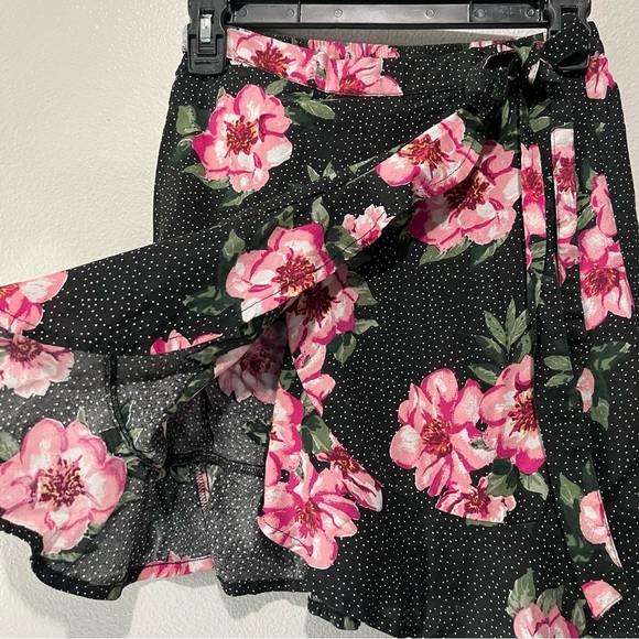 PLANET GOLD- NEW Black and Pink Floral Wrap Mini Skirt Size M - Picture 3 of 4